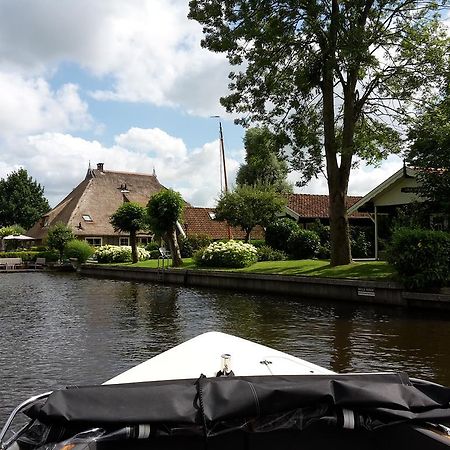 d'Oude Herbergh, vakantiehuizen aan het water Terherne Buitenkant foto
