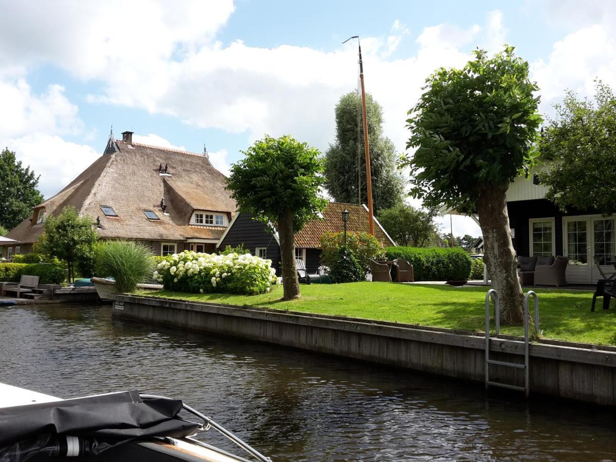d'Oude Herbergh, vakantiehuizen aan het water Terherne Buitenkant foto