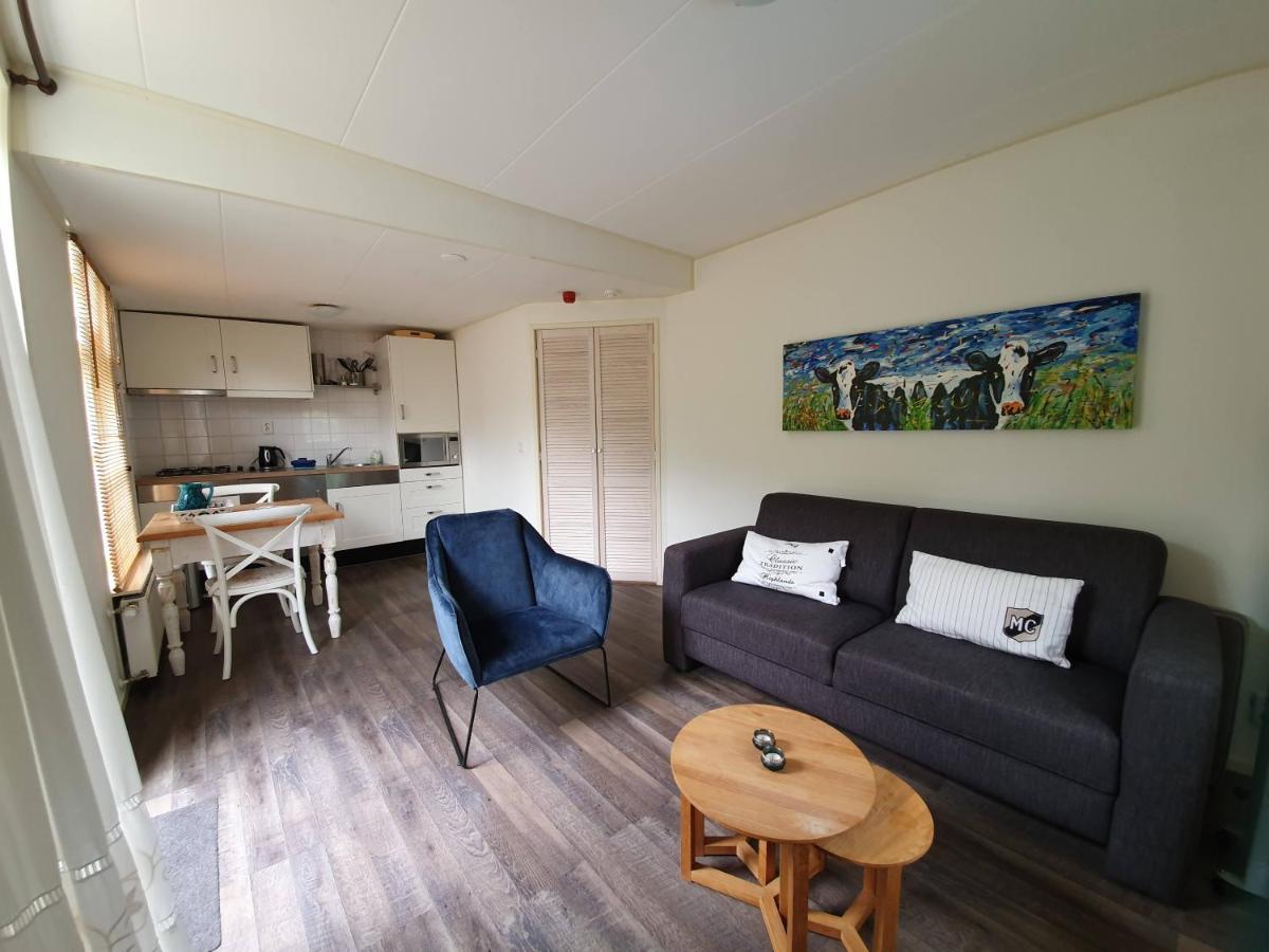 d'Oude Herbergh, vakantiehuizen aan het water Terherne Buitenkant foto