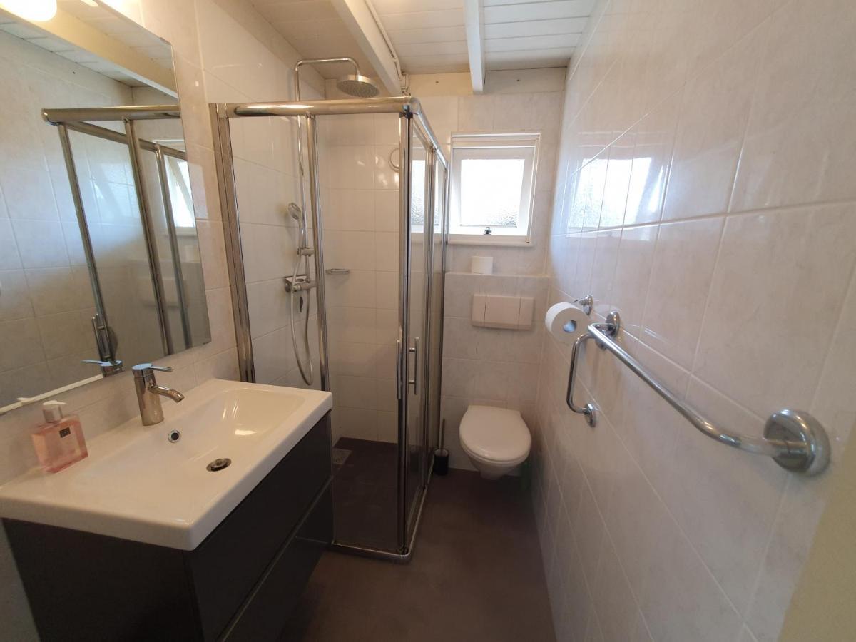 d'Oude Herbergh, vakantiehuizen aan het water Terherne Buitenkant foto