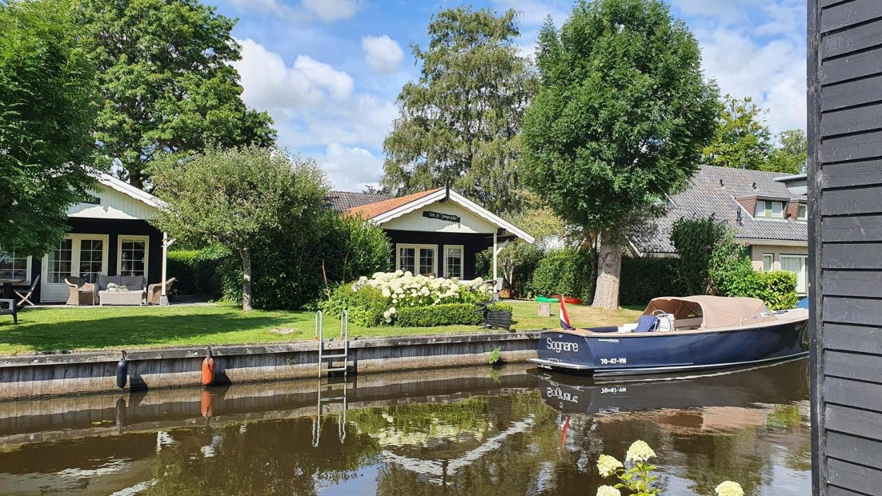 d'Oude Herbergh, vakantiehuizen aan het water Terherne Buitenkant foto