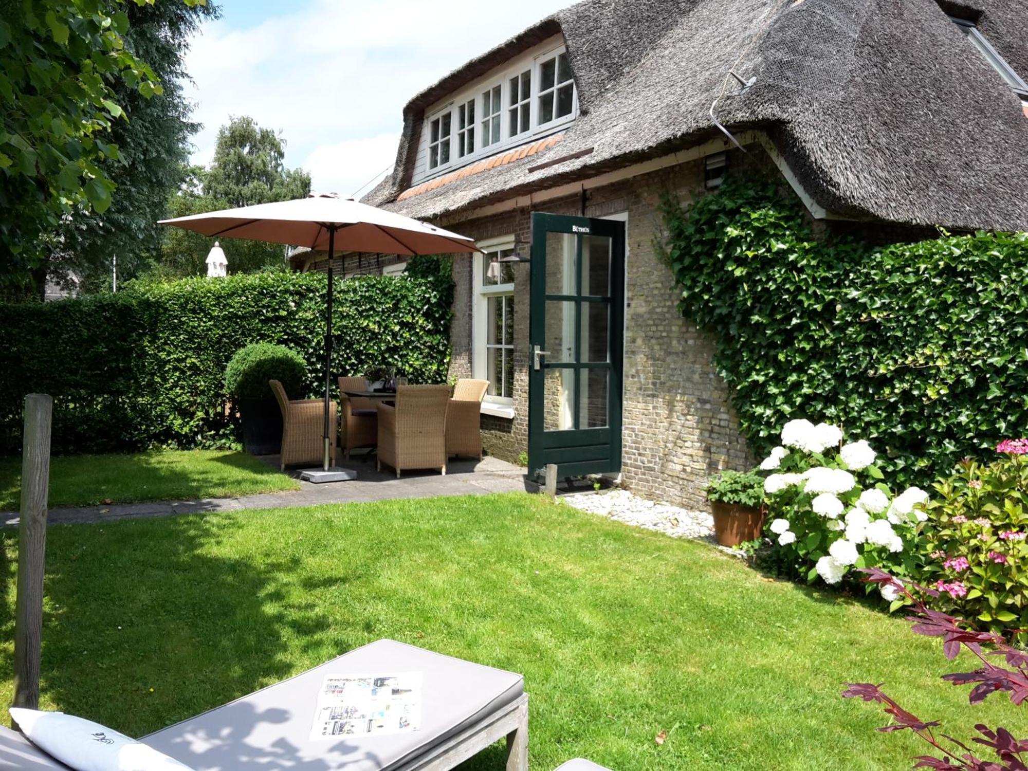 d'Oude Herbergh, vakantiehuizen aan het water Terherne Buitenkant foto