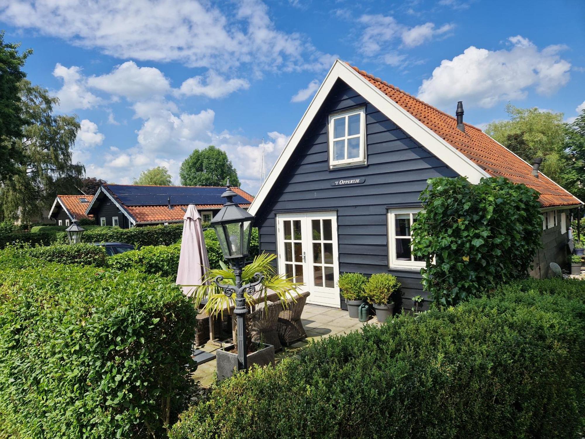 d'Oude Herbergh, vakantiehuizen aan het water Terherne Buitenkant foto