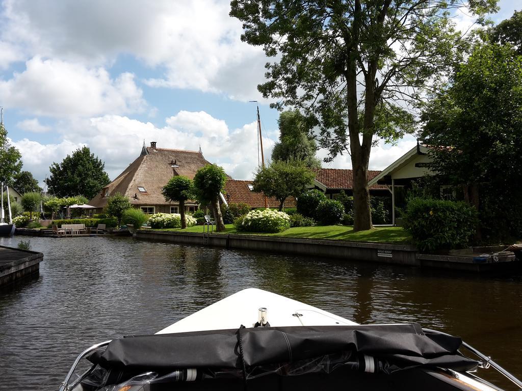 d'Oude Herbergh, vakantiehuizen aan het water Terherne Buitenkant foto