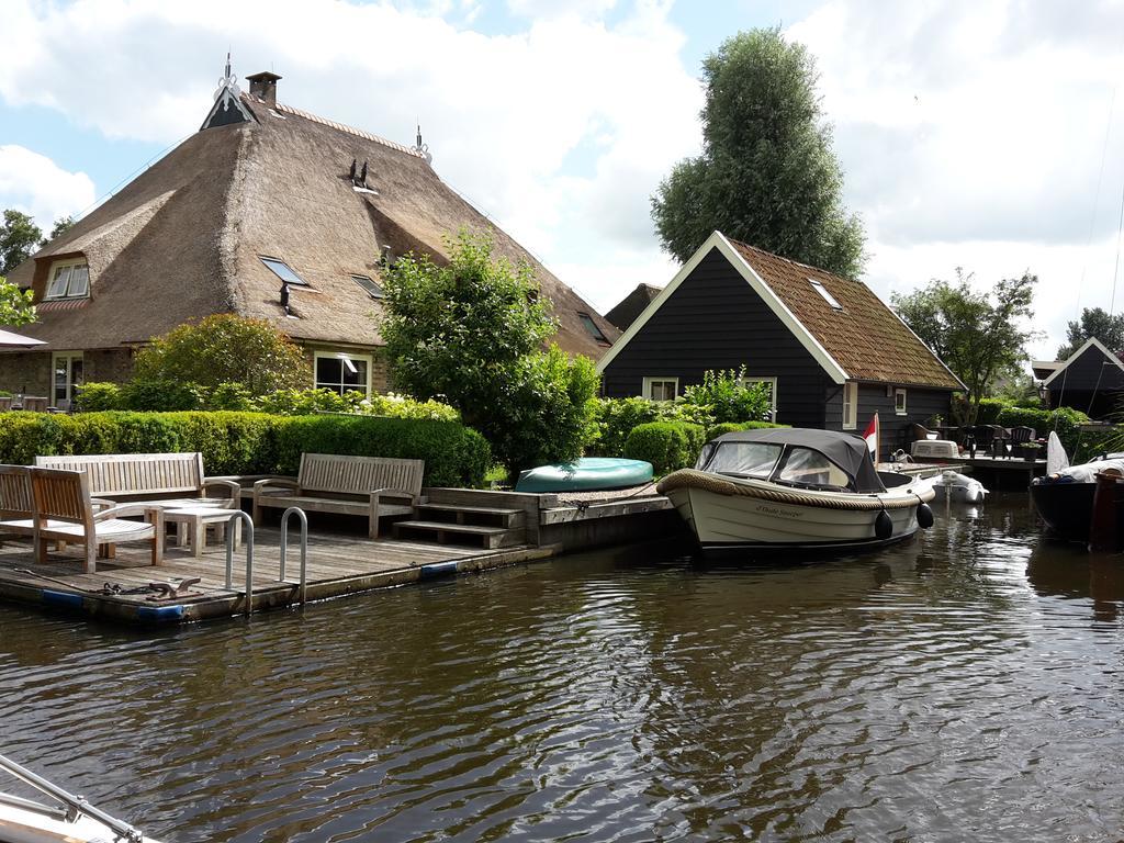 d'Oude Herbergh, vakantiehuizen aan het water Terherne Buitenkant foto