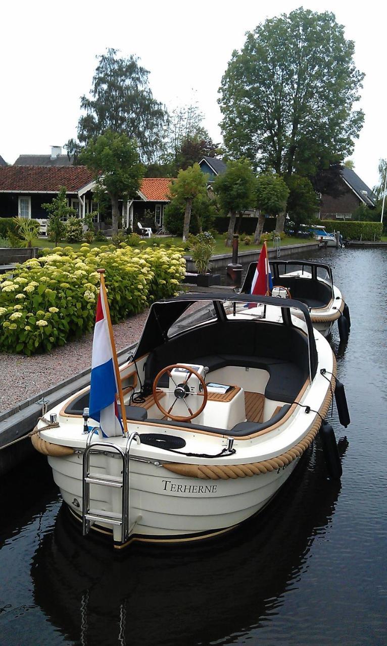 d'Oude Herbergh, vakantiehuizen aan het water Terherne Buitenkant foto